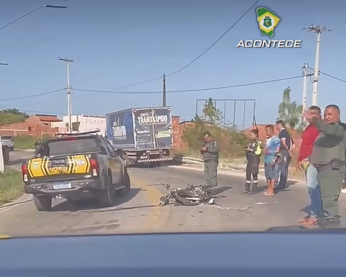ACIDENTE ENTRE MOTO E CAMINHÃO DEIXA HOMEM EM ESTADO GRAVÍSSIMO NA CURVA DO "S", EM ITAITINGA