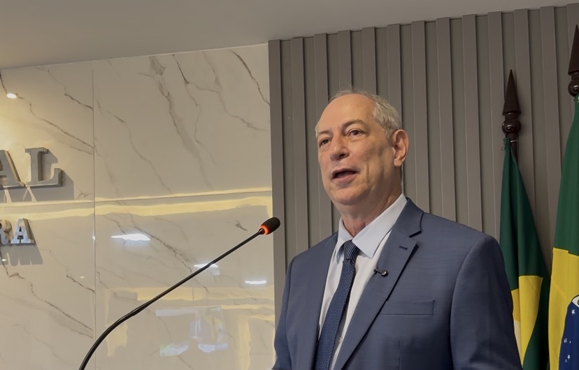 "NÃO TEREMOS MAIS PRESÍDIOS EM ITAITINGA. A POPULAÇAO PRECISA SER RESSARCIDA POR ESSE PREJUIZO." DIZ CIRO GOMES DURANTE RECEBIMENTO DO TÍTULO DE CIDADÃO ITAITINGUENSE.