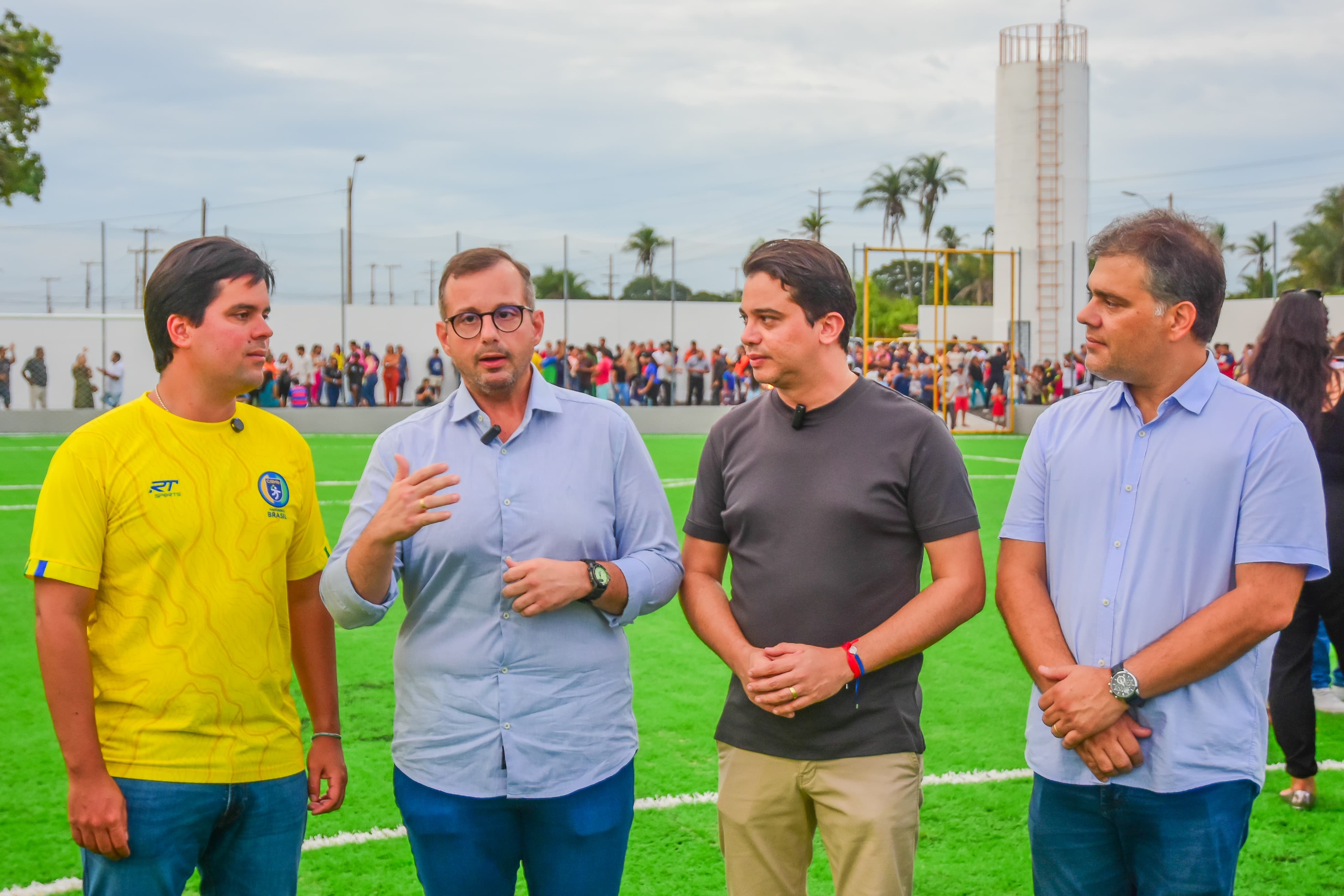 Ministro do esporte André fufuca entrega estádio no município de itaitinga ao lado do prefeito, vice-prefeito , Deputado federal Júnior mano e autoridades do estado