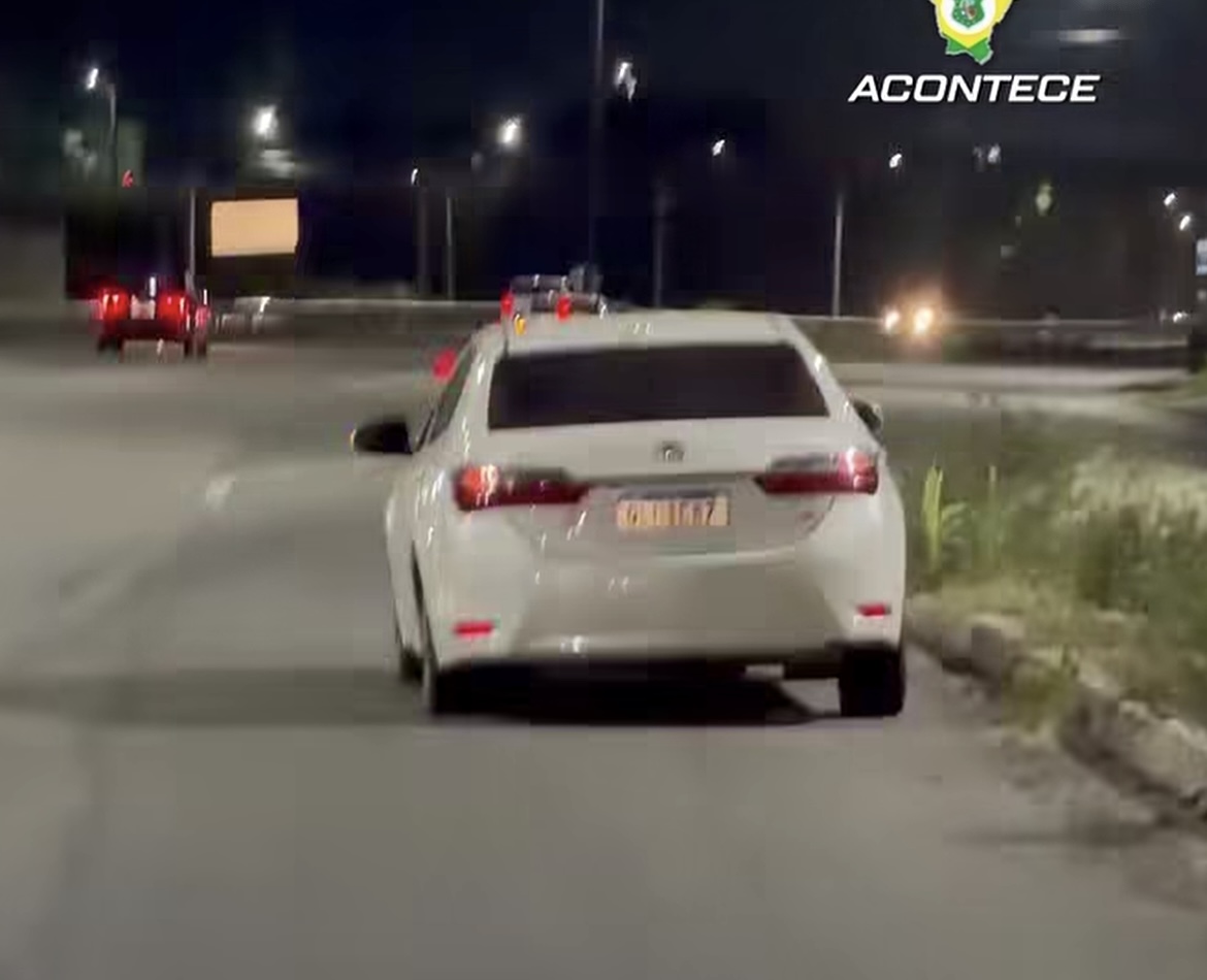BURACO NA BR-116 DEIXA TRÊS CARROS NO PREGO E PROVOCA CINCO PNEUS ESTOURADOS EM MENOS DE 30 MINUTOS