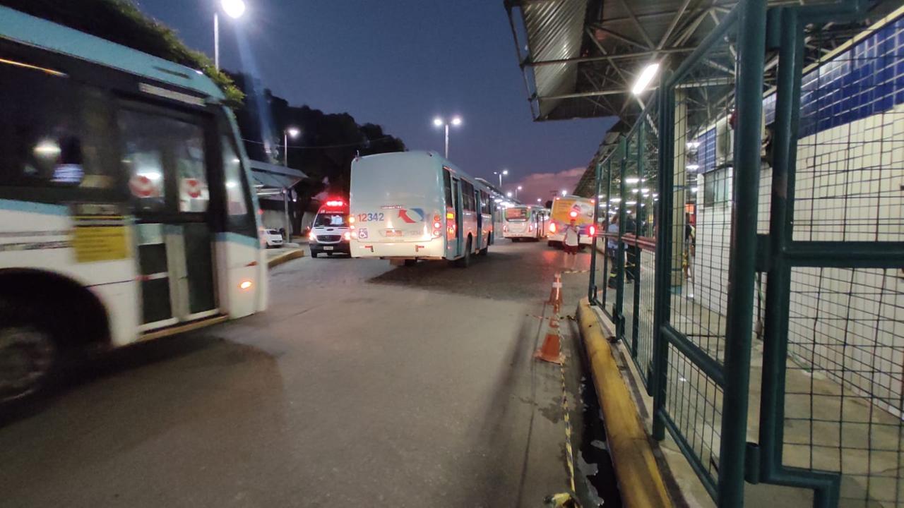Mulher morre prensada entre ônibus e grades do Terminal do Siqueira, em Fortaleza