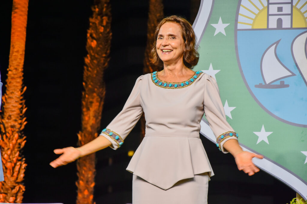 Governadora do Ceará Izolda Cela é chamada de Mãe do PAC - “ Programa de aceleração da criminalidade”